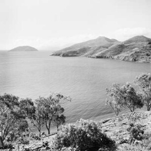 Griechenland. Insel Leros. Blick auf die Bucht von Vromolitos mit der Insel Piganoussa im Hintergrund. Blick von Nordosten