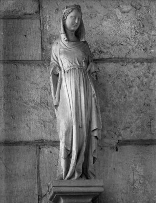 Statuette einer gekrönten Frau mit lang fallendem Gewand