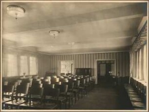 Gemeindehaus der St.Laurentius-Kirchengemeinde, Am Generalshof, Berlin-Köpenick: Innenaufnahme Jugendheim 2 Blick auf Rückwand mit zwei Durchgängen