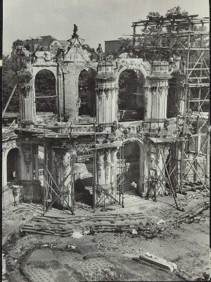 Dresden. Zwinger. Der zerstörte Wallpavillion wird durch Gerüste gesichert