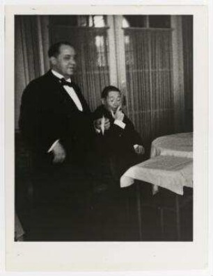 Nikolaus Titulescu bestellt ein Essen im Genfer Hotel des Bergues. rechts: Nikolaus Titulescu