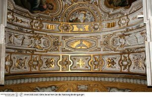 Gewölbe- und Arkadenbogendekoration, Arkadenbogendekoration mit Engeln, Agnus Dei und Taube des Heiligen Geistes