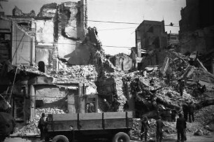 Bukarest: Bomben auf Bukarest, Schutthaufen des [Verlagshauses] Cartea Romanesca, vor der Ecke der Calea Victoriei