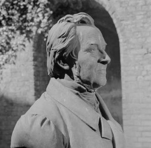 Büstendenkmal für Ernst Moritz Arndt : Büstendenkmal für Ernst Moritz Arndt. Bronze (1900; A. A. K. Manthe). Stralsund, Mönchstraße