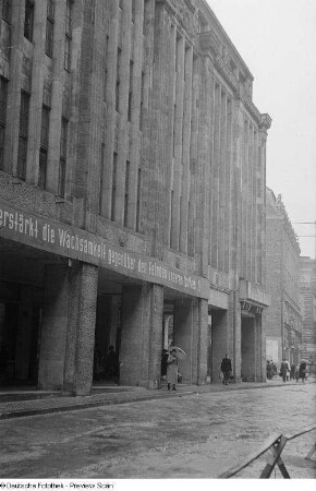 Passanten im Regen vor dem Freien Kaufhaus, vormals Kaufhaus Althoff