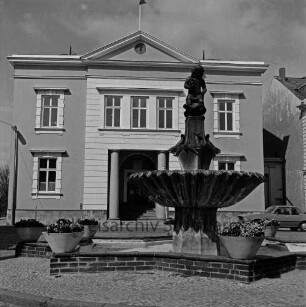 Historisches Rathaus: Hagenstraße / Marktplatz: rechts Gänseliesel-Brunnen mit Blumenschmuck: dahinter Pkw und Hausecke