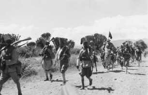 Italienische Kolonialsoldaten : Italienische Kolonialsoldaten auf einer Landstraße