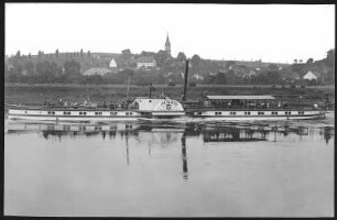 Blick auf Zehren - Elbe mit Dampfer "Aussig"