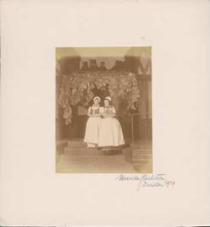 Jenny Schaffer als Frau Fluth und Alice Verden als Frau Page in "Die lustigen Weiber von Windsor" von William Shakespeare. Dresden: Schauspielhaus, 03.10.1929