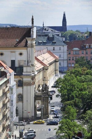Stadtübersicht : Vom Turm des Neustädter Rathauses am Karlsplatz bietet sich ein guter Rundblick über die Altstadt von Prag. Bild: der Karlsplatz, einst der größte Marktplatz in Prag