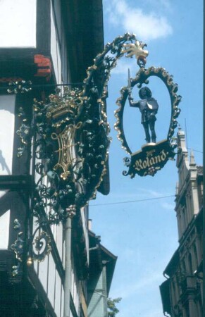 Quedlinburg. Wirtshausschild am Gasthaus "Zum Roland"