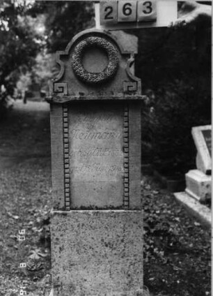Grabstein 263 (Index: 99618376) Maße HxBxT: 134x45x22 cm Symbolik: Kranz, Verzierungen: Grabstein 263