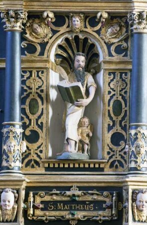Renaissance-Kanzel mit Tugenden und Heiligenfiguren — Kanzelkorb mit Heiligenfiguren — Apostel- und Evangelistenfiguren — Evangelist Matthäus