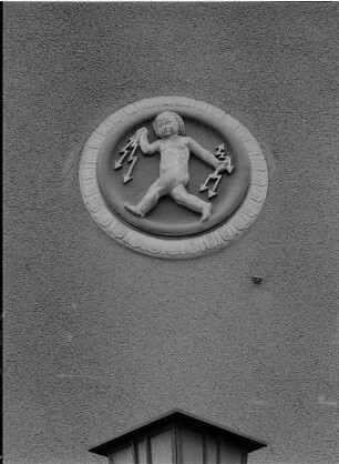Medaillon mit blitzwerfendem Putto : Medaillon mit blitzwerfendem Putto (1916). Dresden-Neustadt, Louisenstraße 14/18. Feuerwache