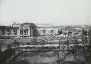 Leipzig, Hauptbahnhof : Leipzig. Hauptbahnhof. Empfangshalle, im Bau, rechts Reste von Vorgängerbauten