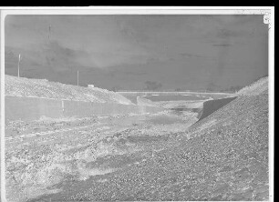 Staustufe Gerlachshausen-Volkach, Umgehungskanal. Übergang von Erdprofil auf Felsprofil; Feldwegbrücke Kanal-km 2,7.