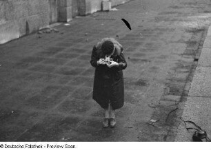 Renate Rössing beim Fotografieren