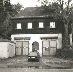 Cossebaude-Niederwartha, Meißner Straße 13. Villa (Sommersitz) (1919). Verwalterwohnhaus mit Garagen