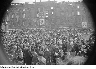 Aufnahmen von den Feierlichkeiten zum 1. Mai 1946 in Berlin : Mai-Kundgebung vor der Tribüne am Berliner Schloss