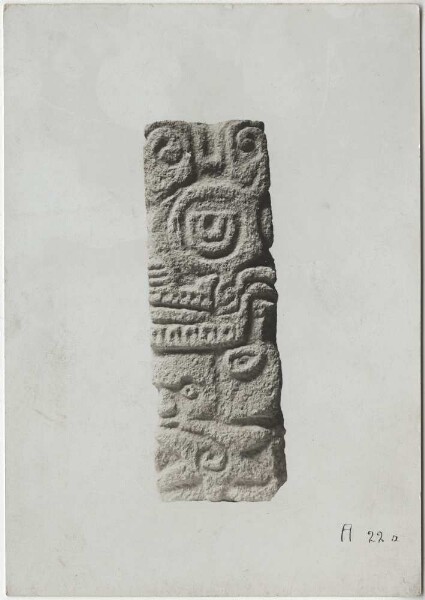 "Eigenartige Stele (nicht Bruchstück) aus Tezontli mit verschiedenen Symbolen der aztekischen Kultur, -unerklärt-. Höhe 65 cm"