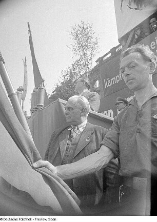 Aufnahmen von den Feierlichkeiten zum 1. Mai 1946 in Berlin : Otto Grotewohl am Rednerpult auf der Tribüne am Berliner Schloss (Mitte: Wilhelm Pieck)