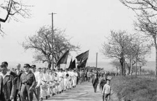 Demonstrationszug mit Mitgliedern des Roten Frontkämpferbundes und eines Arbeitermusikkorps auf dem Weg von Heidenau zum Aufstellungsplatz nach Dohna