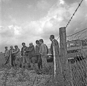 Biotop bei Ahrensburg: Koppel mit neuem Gehölz: vorn Zaun gegen Wildverbiss: rechts Personengruppe vom Amt für Land- und Wasserwirtschaft der Hansestadt Lübeck bei Besichtigung: dahinter Pkw und Kleinbus: im Hintergrund Gewerbegebiet Beimoor