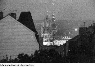 Blick zur Katholischen Hofkirche und den Hausmannsturm