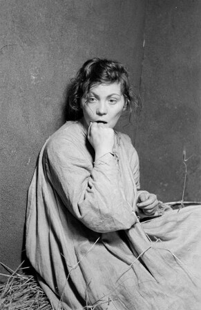 Szenenbilder aus der Tragödie "Faust. Der Tragödie erster Teil" von Johann Wolfgang von Goethe am Deutschen Theater Berlin : Soloaufnahme von Antje Ruge als Gretchen