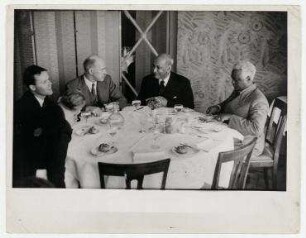 Mitglieder der abessinischen Delegation beim Lunch im Carlton Hotel in Genf. von links nach rechts: Auberson, Spencer, Colson, Dr. Martin (Abessinien Minister in London), Blatten Geta Herovy (Außenminister Abessinien)