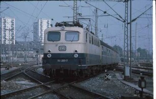 Stuttgart Hbf. Gleis 6 Einfahrt Lok 141 3209 N Bnb-Wagen