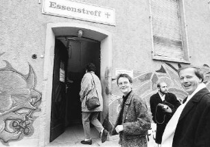 Freiburg im Breisgau: Bundesfamilienministerin Claudia Nolte beim Essenstreff Vauban