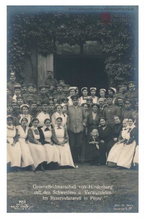 Generalfeldmarschall von Hindenburg mit den Schwestern u. Verwundeten im Reservelazarett in Pinne.