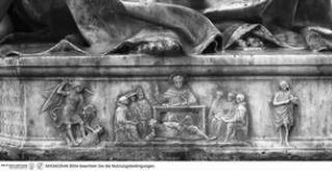 Pietà, Sockelrelief mit dem heiligen Thomas von Aquin, dem Erzengel Michael und Johannes dem Täufer