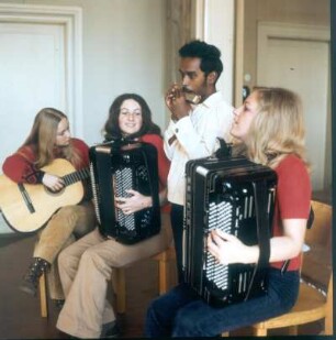 Trossingen. Indischer Musikstudent des Harmonika-Institutes mit Mundharmonika