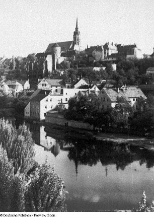 Bautzen. Stadtansicht. Blick über die Spree nach Südosten gegen Gerberbastei, Dom St. Peter und Ortenburg