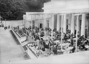 Kurhaus : Blick vom Hotel "Kurhaus" auf die Terrasse des Kurhauses (1814-1816; C. T. Severin) mit Gästen