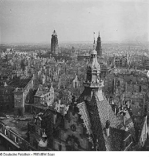 Dresden. Blick vom Turm der Katholischen Hofkirche nach Südosten über das Georgentor und die Trümmer der Innenstadt auf Rathaus und Kreuzkirche