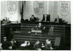 Konrad Adenauer spricht in der Bundestagsdebatte um den Generalvertrag
