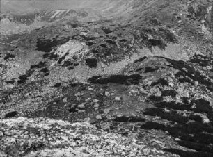Im Gebirge : Ein Gebirgstal mit Geröll, das durch einen Gletscher geformt wurde