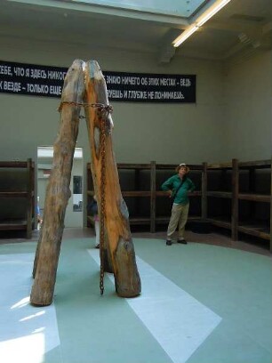 Venedig - Besucher der Biennale : Ein Besucher betrachtet im russischen Pavillon eine Gulag-Installation zur Biennale von Venedig. Aufgenommen am 6. August 2011