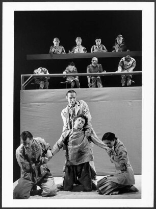 Bild der Studioinszenierung "Die Maßnahme" an der Hochschule für Schauspielkunst Ernst Busch
