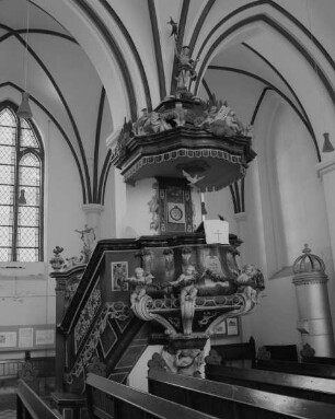 Kanzel mit Engel als Kanzelträger, Engel mit Gesetzestafeln und dem auferstandenen Christus als Bekrönung