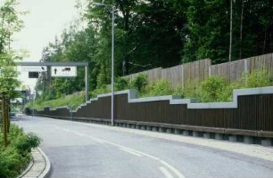 Stützwände mit Lärmschutzverkleidung aus Fichtenholz