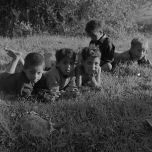 Kinderporträts der bulgarischen Kinder die zwischen Rila - und Pirin-Gebirge leben