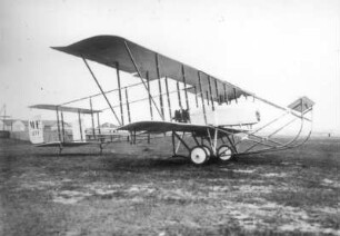 Französisches Doppeldecker-Flugzeug MF 211 (um 1912; Farman). Schrägansicht von vorn. Berlin-Johannisthal (?). Flugplatz