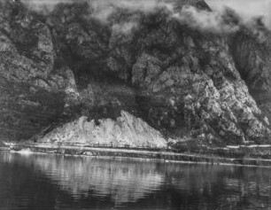 Am See : Blick über einen See auf ein Gebirge