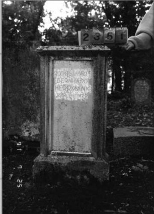 Grabstein 2351 [Hahn S. 95 Grab-Nr. Ur.III-70]