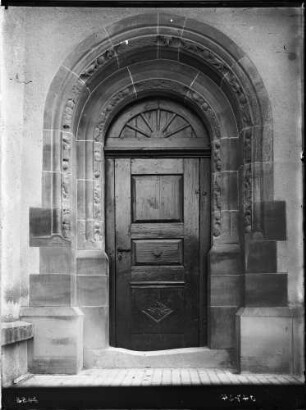 Engen Stadtkirche Maria Himmelfahrt Westfassade - romanisches Seitenportal (13. Jahrhundert)