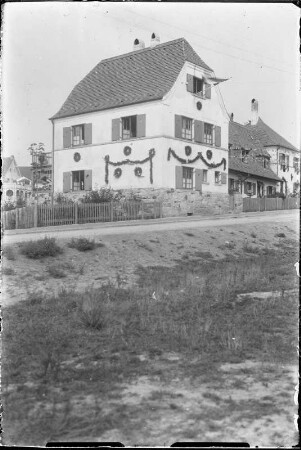 Dresden-Hellerau, Wohnhaus der Familie Stich am Kurzen Weg 1 mit Festdekoration